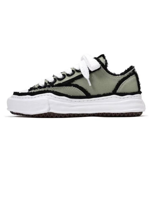 Low Top Sneaker